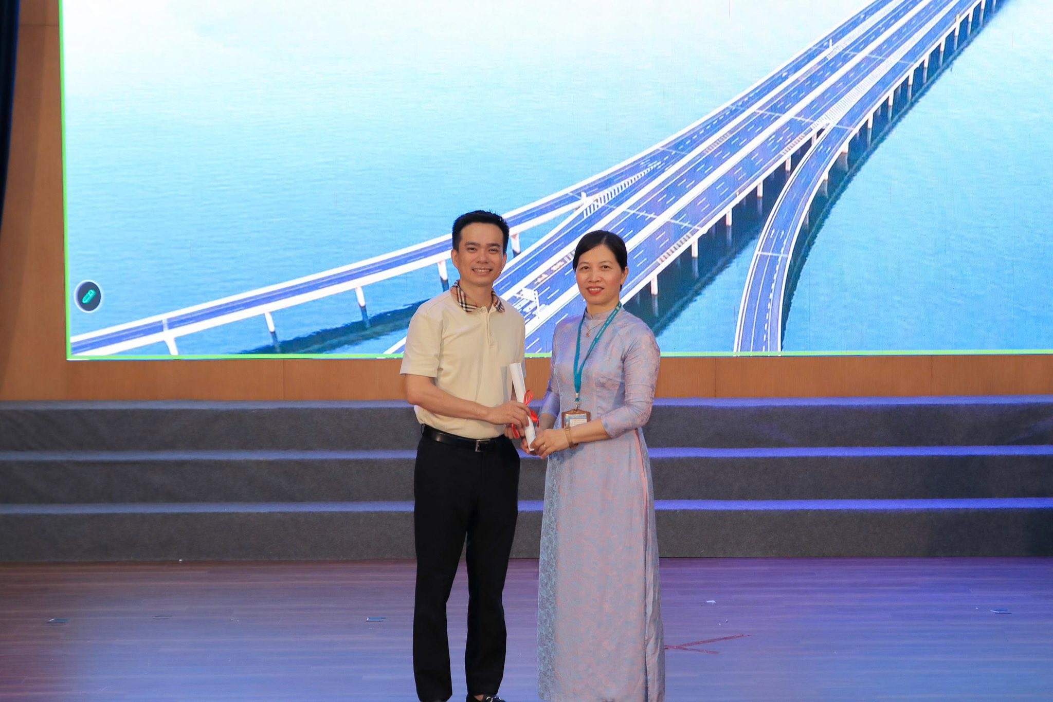 Trao quà lưu niệm